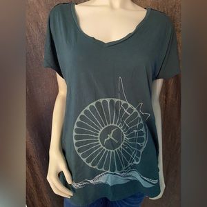 Kealopiko women’s Lg green t-shirt w/wood button, small hole in the front